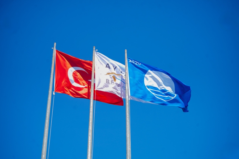 Ayvalık Belediyesi plajlarında Mavi Bayraklar göndere çekildi
