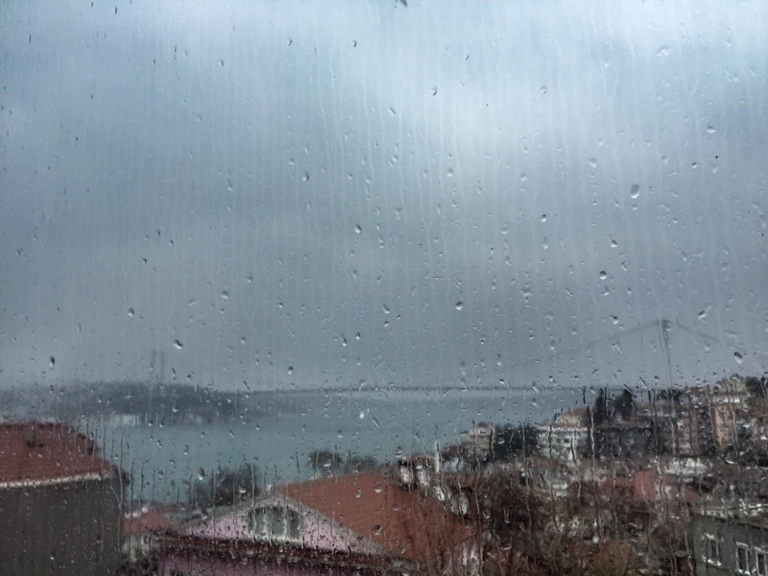 İstanbul’da sıcaklık düşüyor: Kuvvetli sağanak geliyor