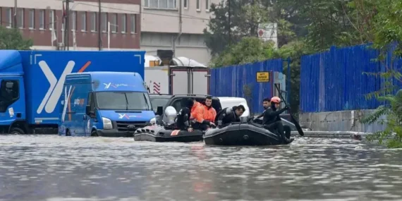 İstanbul sele teslim oldu: Kuvvetli yağış bugün de sürecek